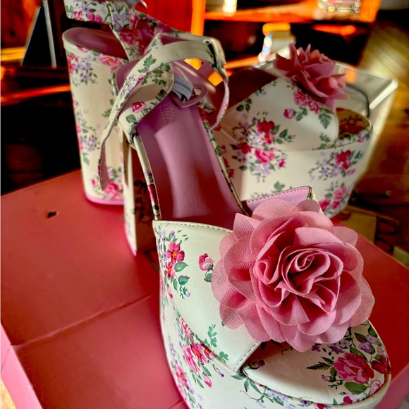BRAND NEW - Sugar Thrillz Ultra High Floral Heels - Picture 3 of 8